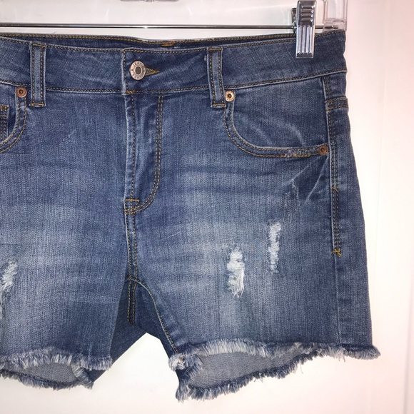 🔴 4/$15 New distressed blue medium wash denim shorts with raw hem in size S NWT - Picture 5 of 10